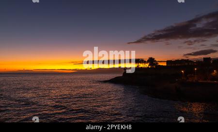 Sonnenuntergang über der Casa del Duque mit Blick auf La Gomera in Wolken Stockfoto