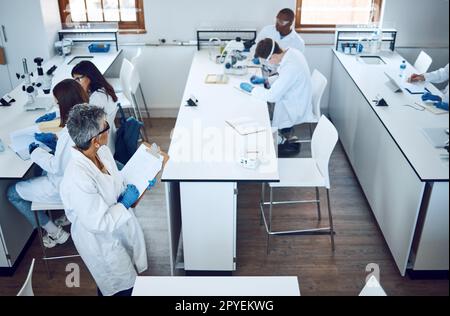 Wissenschaft, Laborlehrer und Universitätsstudenten, die an einer chemischen, pharmazeutischen und medizinischen Prüfung arbeiten. Studententeam, College und Bildungsgruppe, die ein Projekt mit Labordaten und Forschungstests durchführen Stockfoto