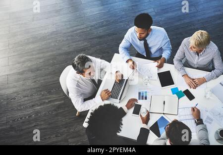 Delegieren von Aufgaben am Tisch. Eine Gruppe von Geschäftsleuten, die ein Meeting in einem Büro abhalten. Stockfoto