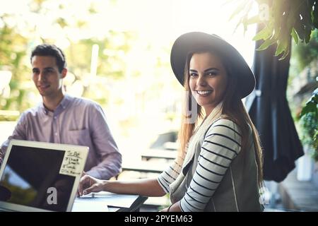 Es war bisher ein sehr produktives Meeting. Porträt einer jungen Designerin, die sich mit ihren Kollegen in einem Café trifft. Stockfoto