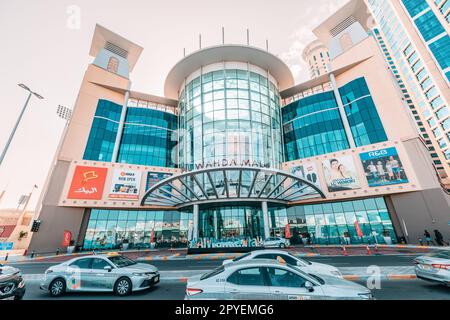 14. Januar 2023, Abu Dhabi, Vereinigte Arabische Emirate: Al Wahda Mall an geschäftiger Stadtstraße Stockfoto