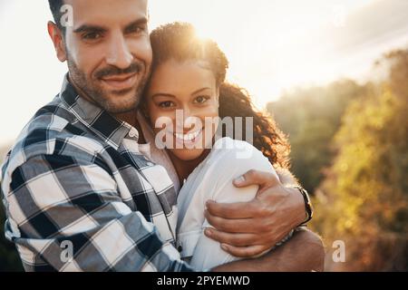 Wir gehören so nah beieinander. Ein liebevolles Paar, das den Tag am Strand verbringt. Stockfoto