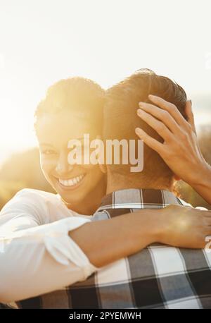 Ich bin froh, dass ich meine Seelenverwandte getroffen habe. Ein liebevolles Paar, das den Tag am Strand verbringt. Stockfoto