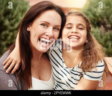 Du kannst sehen, woher sie dieses Lächeln hat. Eine glückliche Mutter und Tochter, die Zeit zusammen im Freien verbringen. Stockfoto