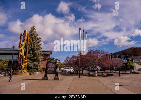 Im Old Mill District, einem Einkaufsviertel am Deschutes River in Bend, Oregon, USA, könnt ihr eine Kunstskulptur bewundern. Stockfoto