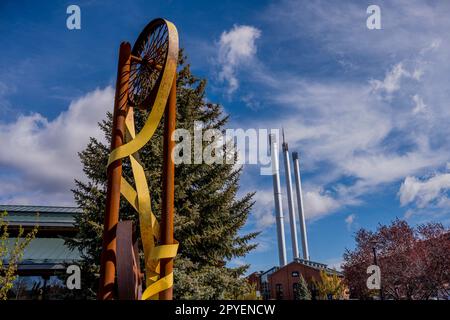 Im Old Mill District, einem Einkaufsviertel am Deschutes River in Bend, Oregon, USA, könnt ihr eine Kunstskulptur bewundern. Stockfoto