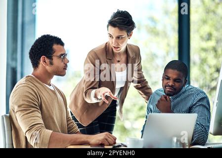 Umgang mit Kundenproblemen. Drei Designer führen ein Brainstorming im Büro durch. Stockfoto