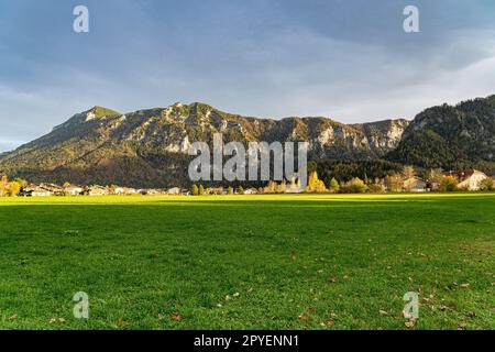 Riesige Bergkette, Wald und Wiesen der deutschen Alpen Stockfoto