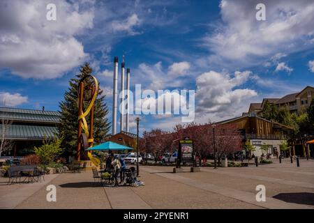 Im Old Mill District, einem Einkaufsviertel am Deschutes River in Bend, Oregon, USA, könnt ihr eine Kunstskulptur bewundern. Stockfoto