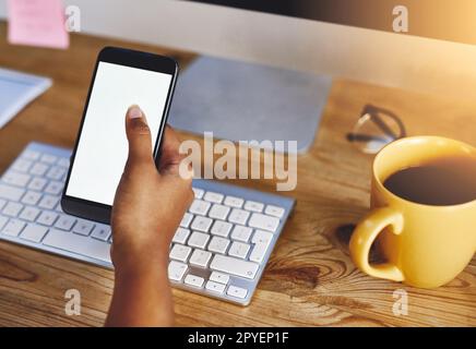 Sie hat sich auf mehr als eine Art verbunden. Hochwinkelaufnahme einer unbekannten Geschäftsfrau, die ein Handy benutzt. Stockfoto