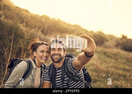 Das ist ein Datum, an das man sich erinnern sollte. Ein glückliches Paar, das ein Selfie macht, während er wandert. Stockfoto