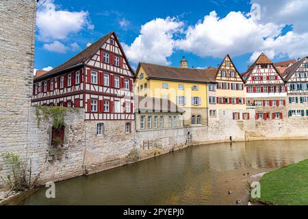 Alte Halbholzhäuser mit farbigen Fensterläden entlang des Flusses Stockfoto