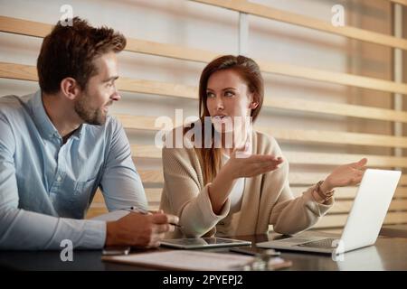 Ihre Ideen umreißen. Zwei Geschäftsleute treffen sich in einem Café. Stockfoto