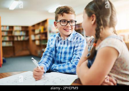 Vielen Dank für die Hilfe. Zwei kleine Kinder arbeiten tagsüber in einem Klassenzimmer zusammen. Stockfoto