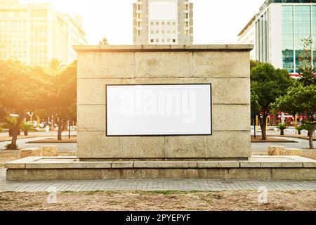 Außenwerbung kann das Profil Ihres Unternehmens erhöhen und Ergebnisse liefern. Ein leeres Poster mit Platz zum Hinzufügen Ihres eigenen Textes. Stockfoto