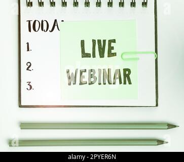 Handschriftliches Schild Live Webinar. Internetkonzept Interaktives Seminar, das in Echtzeit über das Internet übertragen wird Stockfoto