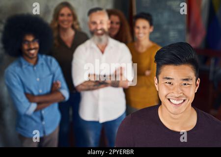 Zusammen waren wir unaufhaltsam. Porträt einer Gruppe von Designern, die in einem Büro stehen. Stockfoto