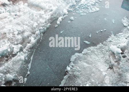 Spring stream, Eis und Schnee, blendenden Sonnenlicht, Reflexion von Sky in Wasser Stockfoto