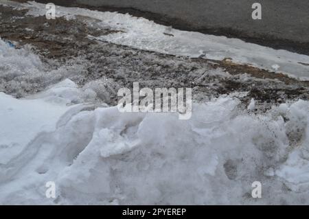 Frühling Hintergrund ist ein schmutziges lockerem Schnee schmelzen im Freien Stockfoto