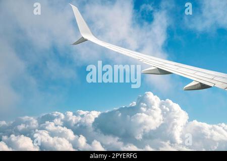 Fliegen über die weißen Wolken Stockfoto