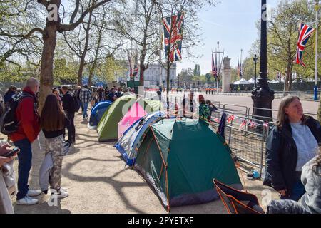 Zelte sind in der Mall zu sehen, während königliche Superfaner vor der Krönung von König Karl III., die am 6. Mai stattfindet, ein Camp in der Nähe des Buckingham-Palastes errichteten. Stockfoto