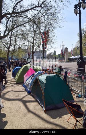 Zelte sind in der Mall zu sehen, während königliche Superfaner vor der Krönung von König Karl III., die am 6. Mai stattfindet, ein Camp in der Nähe des Buckingham-Palastes errichteten. Stockfoto