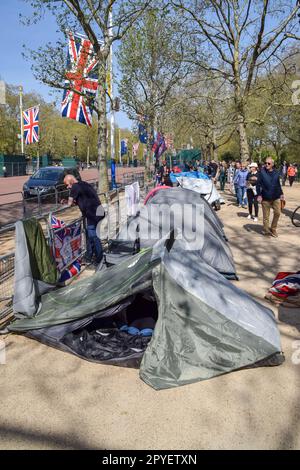 Zelte sind in der Mall zu sehen, während königliche Superfaner vor der Krönung von König Karl III., die am 6. Mai stattfindet, ein Camp in der Nähe des Buckingham-Palastes errichteten. Stockfoto