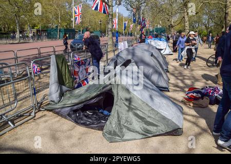 Zelte sind in der Mall zu sehen, während königliche Superfaner vor der Krönung von König Karl III., die am 6. Mai stattfindet, ein Camp in der Nähe des Buckingham-Palastes errichteten. Stockfoto