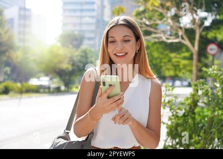 Junge Unternehmerin in der modernen Metropole am Morgen Stockfoto