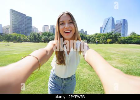 Ein wunderschönes lächelndes Mädchen macht Selbstporträts in Sao Paulo, Brasilien Stockfoto