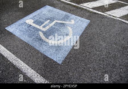 Behindertenschild auf dem Asphalt Stockfoto