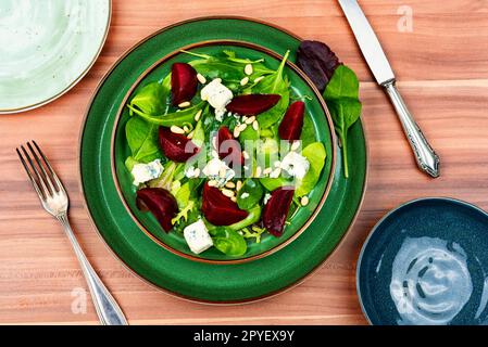 Salat mit Rüben, Käse und Pinienkernen, Blick von oben Stockfoto