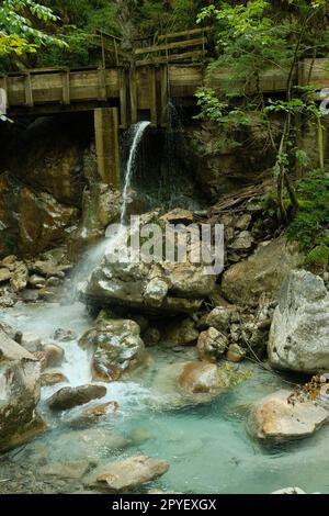 Vertikale Aufnahme von Wasserwerken und Gully in der Nähe eines Flusses. Seisenbergklamm, Weissbach bei Lofer, Österreich. Stockfoto