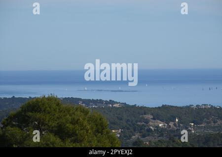 Kleine Segelschiffe vor Altea, Provinz Alicante, Costa Blanca, Spanien, Stockfoto