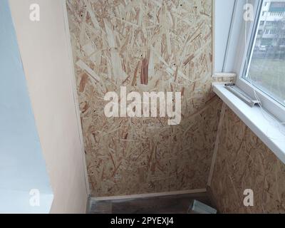 Renovierter und fertiggestellter Balkon mit neuen Baumaterialien Stockfoto
