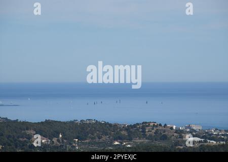 Kleine Segelschiffe vor Altea, Provinz Alicante, Costa Blanca, Spanien, Stockfoto