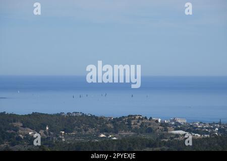 Kleine Segelschiffe vor Altea, Provinz Alicante, Costa Blanca, Spanien, Stockfoto