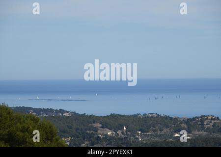 Kleine Segelschiffe vor Altea, Provinz Alicante, Costa Blanca, Spanien, Stockfoto