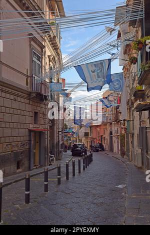 Neapel/Neapel, Italien, 3. Mai 2023. Die Stadt wurde in Blau und Weiß mit Sättigungspunkten dekoriert, und die Farben des Fußballclubs SSC Napoli, wie die Krone der Serie A, sind nun so gut wie sicher. Luftschlangen, Flaggen und Banner fliegen in jeder Straße, jedem Platz, jeder Gasse und vielen Balkonen. Seit Diego Maradona im Jahr 1989 der Star des Clubs war, haben die Bewohner gefeiert, als sich das Team dem ersten Titel der Serie A näherte. Sie spielen am Donnerstag (19:45 Uhr (deutscher Zeit) gegen Udinese, können aber auch Punkte gewinnen, wenn die Spielergebnisse an diesem Abend gut ausgehen. G.P. Essex/Alamy Live News Stockfoto