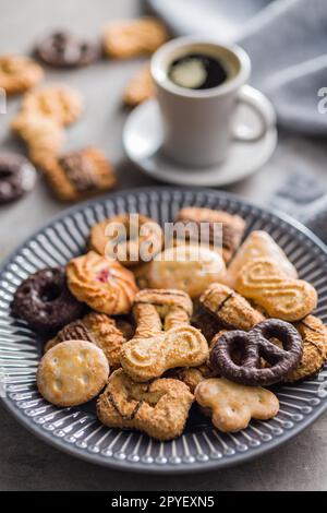 Verschiedene Kekse. Süße Kekse auf dem Teller. Stockfoto