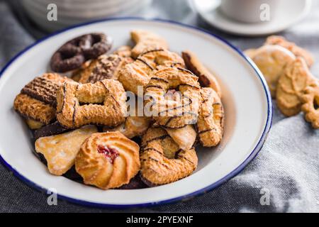 Verschiedene Kekse. Süße Kekse auf dem Teller. Stockfoto