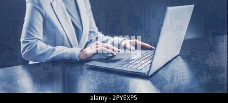 Frau mit ihrem Laptop im Büro und bei der Arbeit. Stockfoto