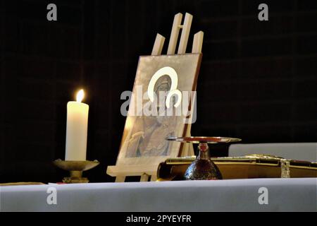 Stockholm, Schweden. 22. Dezember 2022. STOCKHOLM, SCHWEDEN - 01. MAI 2023 - Symbol der Heiligen Maria Mutter Gottes und des kleinen Jesu Christus während des Gottesdienstes zum Gedenken an den heiligen Märtyrer Klymentiy Sheptytsky in Stockholm, Schweden. Kredit: Ukrinform/Alamy Live News Stockfoto