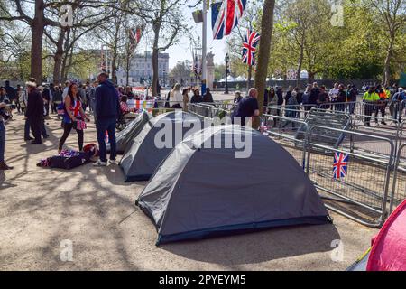 London, Großbritannien. 03. Mai 2023. Zelte sind in der Mall zu sehen, während königliche Superfaner vor der Krönung von König Karl III., die am 6. Mai stattfindet, ein Camp in der Nähe des Buckingham-Palastes errichteten. (Foto: Vuk Valcic/SOPA Images/Sipa USA) Guthaben: SIPA USA/Alamy Live News Stockfoto