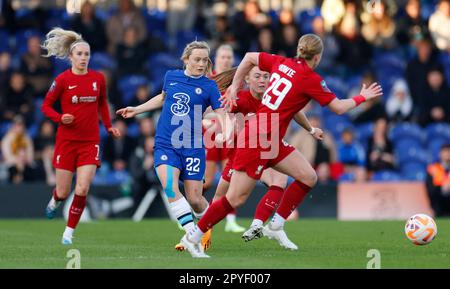 London, Großbritannien. 03. Mai 2023. London, England, Mai 3. 2023: Erin Cuthbert (22 Chelsea) passt den Ball während des Fußballspiels Barclays FA Women's Super League zwischen Chelsea und Liverpool in Kingsmeadow in London, England. (James Whitehead/SPP) Kredit: SPP Sport Press Photo. Alamy Live News Stockfoto