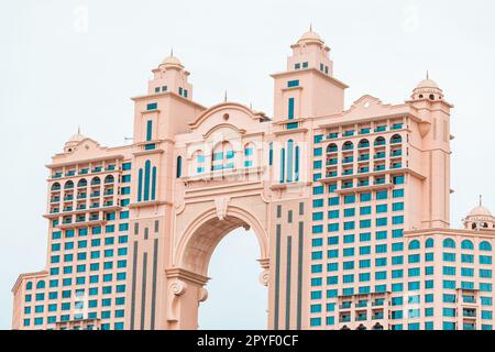 15. Januar 2023, Abu Dhabi, Vereinigte Arabische Emirate: Rixos Marina majestätischer Palast Hotel mit Panoramablick Stockfoto