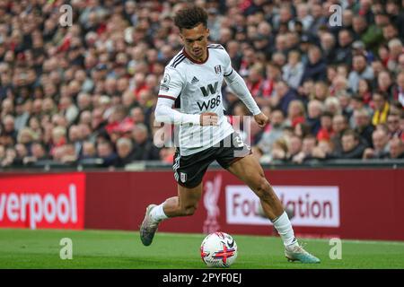 Liverpool, Großbritannien. 03. Mai 2023. Antonee Robinson #33 von Fulham bricht beim Premier League-Spiel Liverpool gegen Fulham in Anfield, Liverpool, Großbritannien, am 3. Mai 2023 (Foto von Mark Cosgrove/News Images) in Liverpool, Großbritannien, am 5./3. Mai 2023 mit dem Ball. (Foto: Mark Cosgrove/News Images/Sipa USA) Guthaben: SIPA USA/Alamy Live News Stockfoto