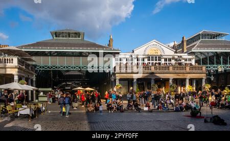 London, Großbritannien, September 2022, öffentliche Beobachtung eines Straßenkünstlers in Covent Garden Stockfoto