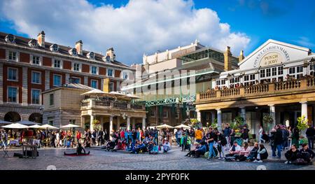 London, Großbritannien, September 2022, öffentliche Beobachtung eines Straßenkünstlers in Covent Garden Stockfoto