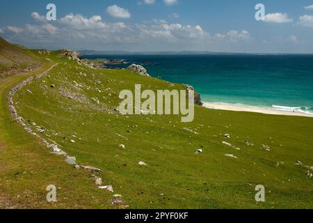 Küstenwanderweg auf der Insel Inishbofin auf dem Wild Atlantic Way in der Grafschaft Galway in Irland Stockfoto